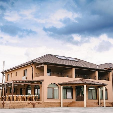 Pensiune-Restaurant Palace Carpinet Екстериор снимка