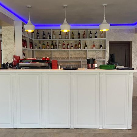 Pensiune-Restaurant Palace Carpinet Екстериор снимка