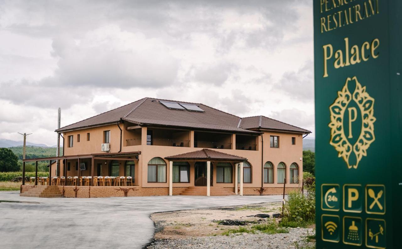 Pensiune-Restaurant Palace Carpinet Екстериор снимка