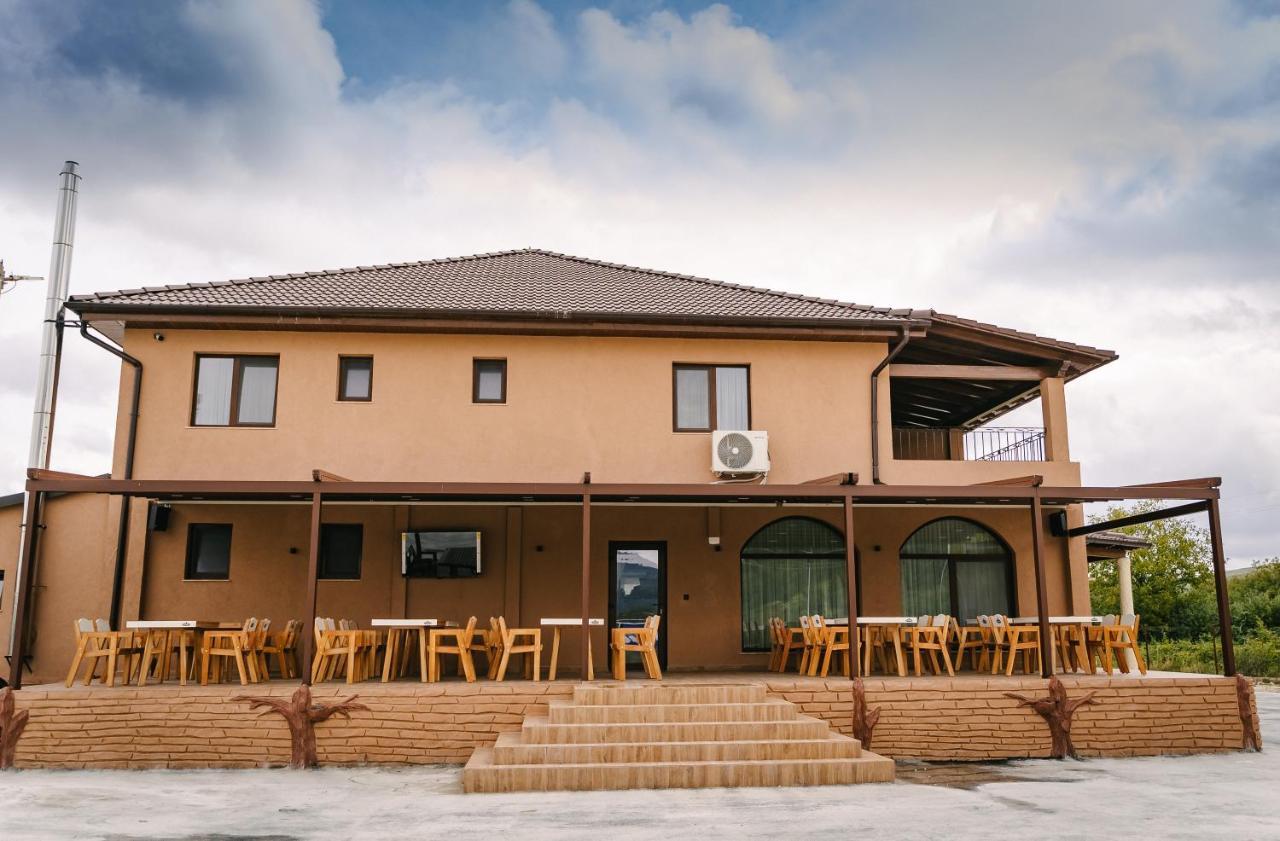 Pensiune-Restaurant Palace Carpinet Екстериор снимка