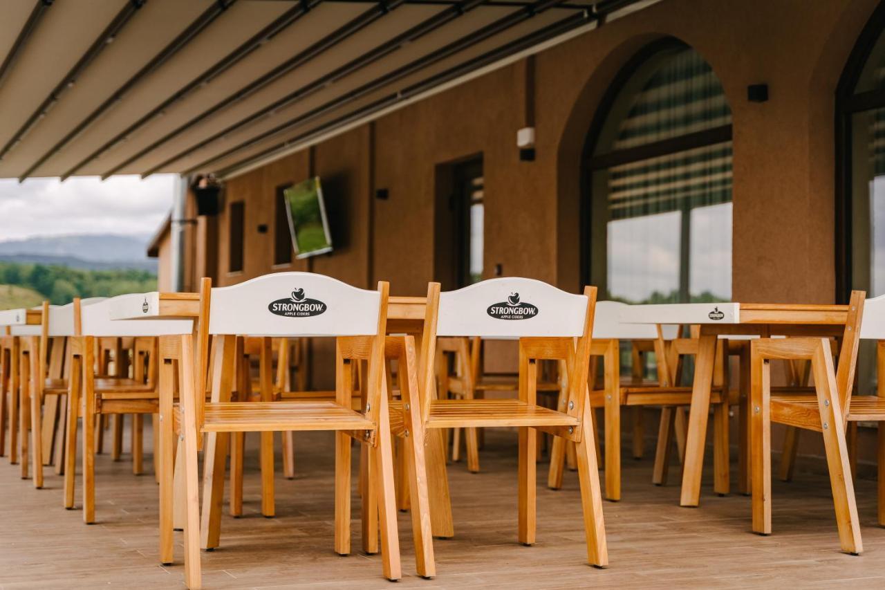Pensiune-Restaurant Palace Carpinet Екстериор снимка