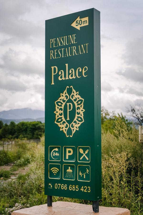Pensiune-Restaurant Palace Carpinet Екстериор снимка