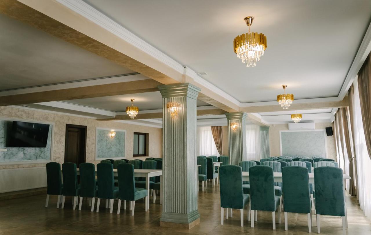 Pensiune-Restaurant Palace Carpinet Екстериор снимка