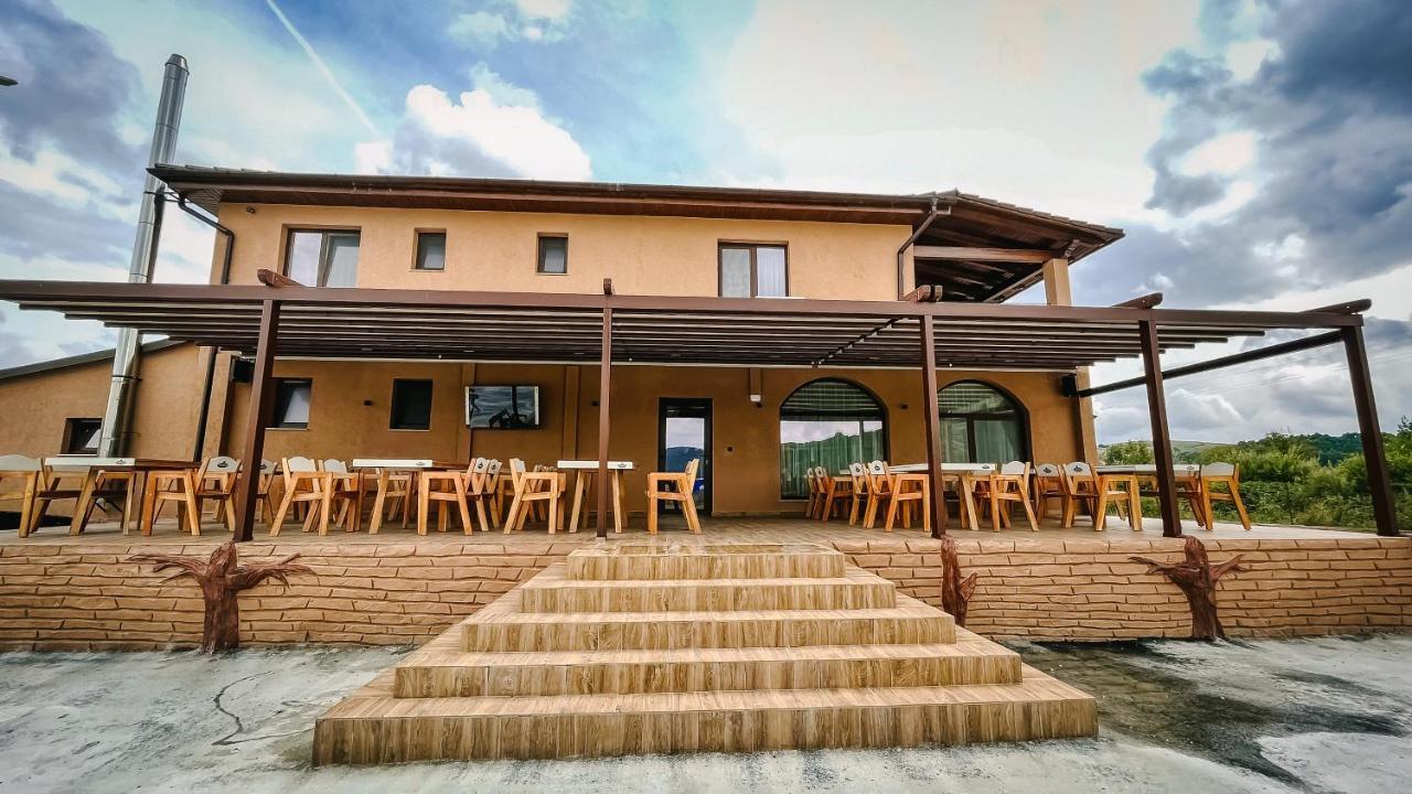 Pensiune-Restaurant Palace Carpinet Екстериор снимка