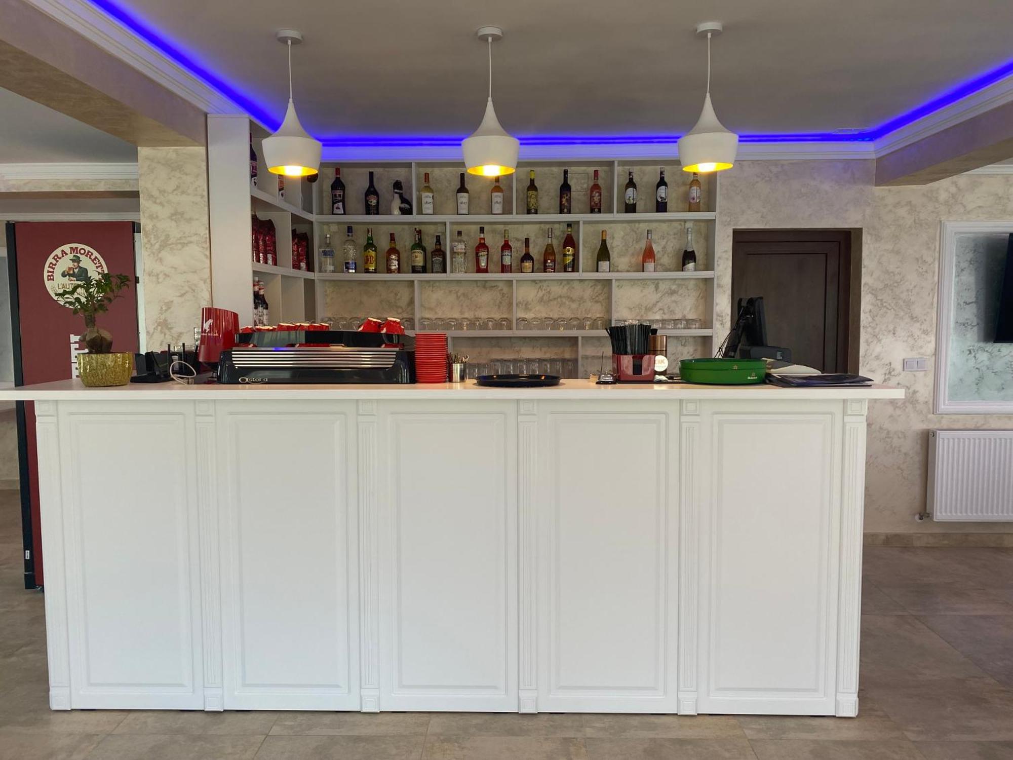 Pensiune-Restaurant Palace Carpinet Екстериор снимка